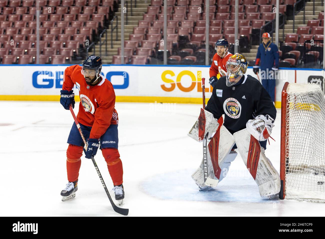 Sunrise, USA. November 2021. 10 Anthony Duclair, 72 Sergei Bobrovsky während des Florida Panthers Training Day vor dem Spiel zwischen Florida Panthers und New Jersey Devils am 17. November 2021 bei Sunrise, Florida, USA (Foto von Yaroslav Sabitov/YES Market Media/Sipa USA) Kredit: SIPA USA/Alamy Live News Stockfoto