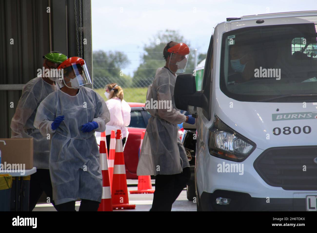 Gesundheitshelfer in Schutzanzügen an einer Covid-19-Teststation in der Orchard Rd.Eine Person, die nach Auckland für eine Tangi-Beerdigung (Maori-Beerdigung) reiste, hatte einen positiven Test auf Covid-19 durchgeführt, nachdem sie am Sonntag bei ihrer Rückkehr nach Christchurch symptomatisch geworden war. Die Person lebt in einem sechsköpfigen Haushalt im Südosten von Christchurch, drei ihrer Kinder befinden sich jetzt in einer MIQ (Managed Isolation Quarantäne). Eine andere Person hat heute in Christchurch positiv getestet. Teststationen an zwei Standorten in Christchurch waren mit Menschen beschäftigt, die getestet werden wollten. Stockfoto