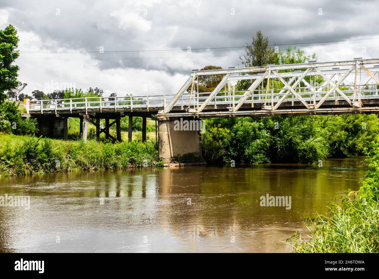 Der überflutete Macdonald River, der unter der geschlossenen Fachwerkbrücke bei Bendemeer NSW Australia fließt, Stockfoto