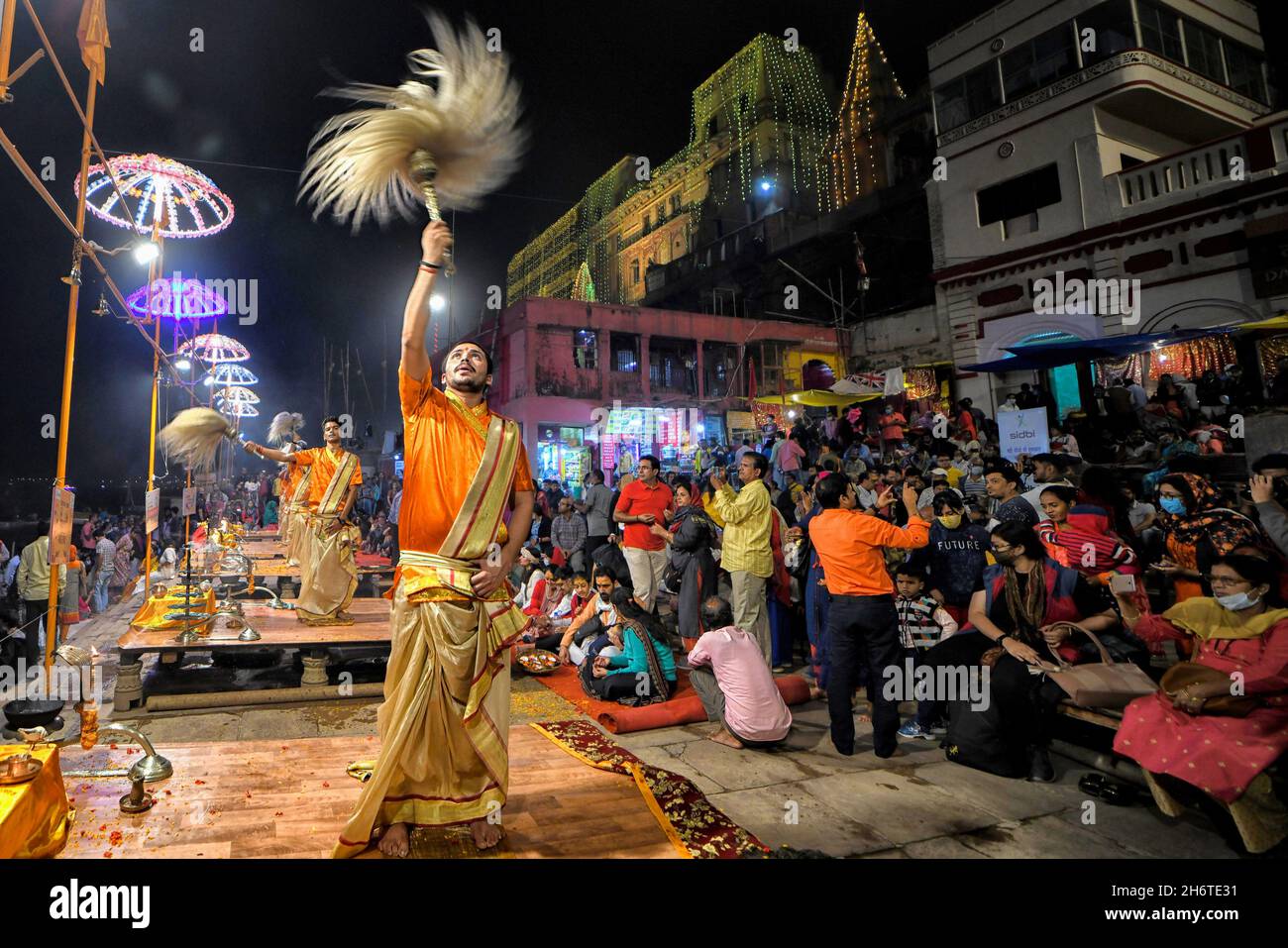 Hinduistische Priester, die am Abend Aarati (Gebet) in Dashashwamedh Ghat während der Ganga Aarti, einem traditionellen und alten hinduistischen Ritual zu Ehren des Ganges River, der am Ufer des Flusses gehalten wird, durchführen. Stockfoto