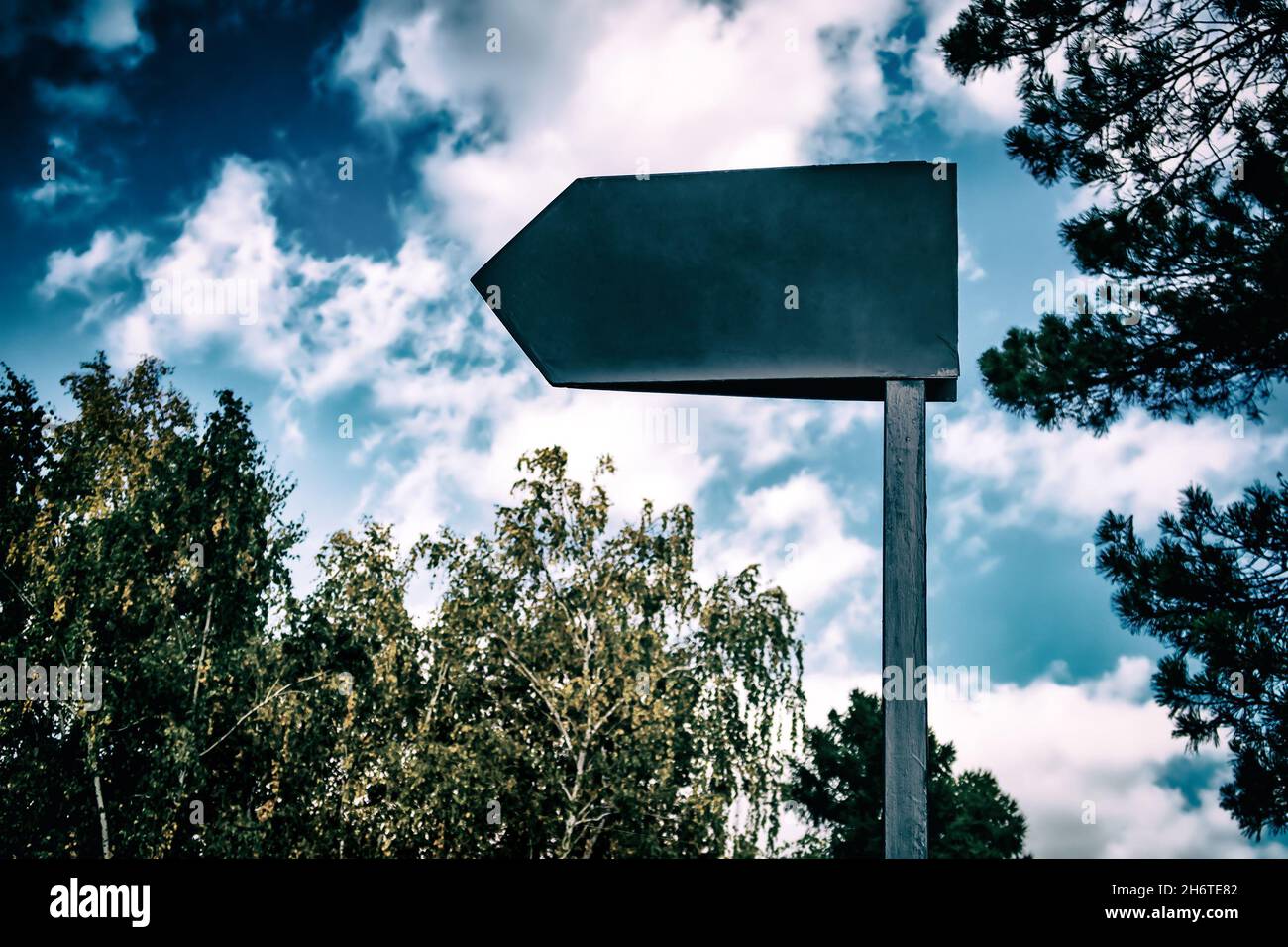 Hinweisschild auf thw Sky Hintergrund im Park Stockfoto