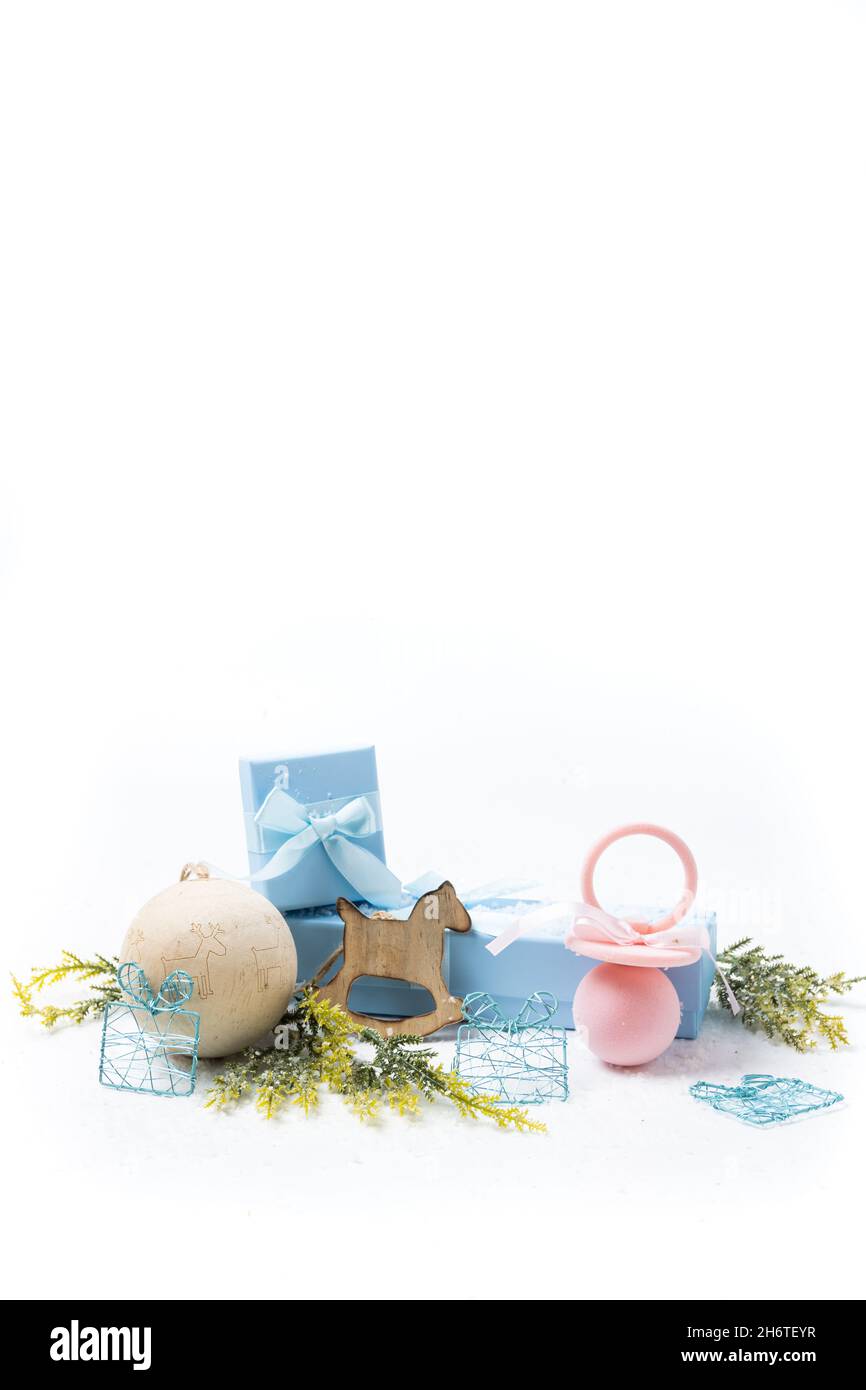 Weihnachten und Neugeborene Motive auf weißem verschneiten Hintergrund Stockfoto
