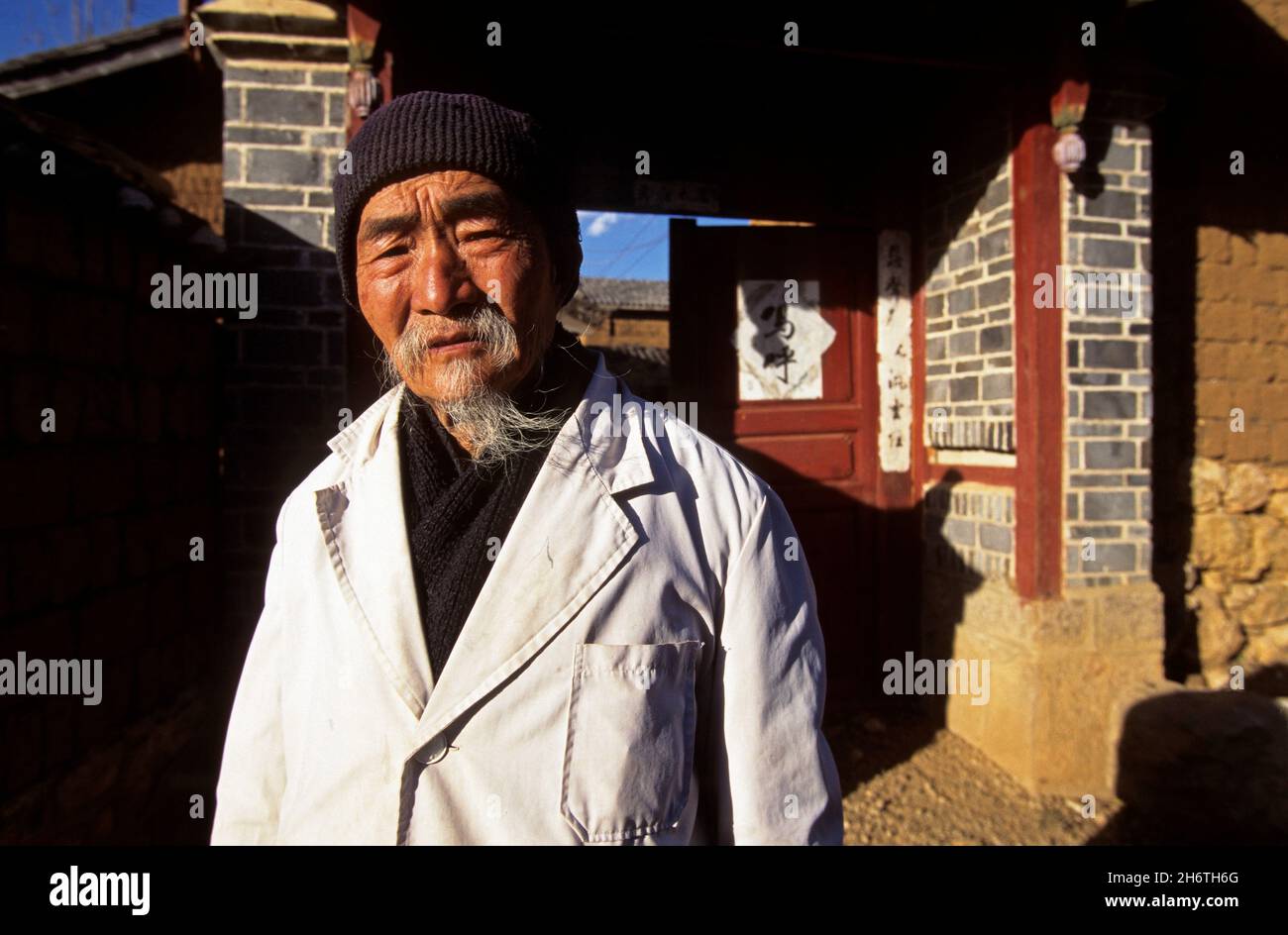 CHINA, YUNNAN, LIJIANG, BAISHA DORF, DOKTOR HO SPEZIALIST FÜR PFLANZENMEDIZIN Stockfoto