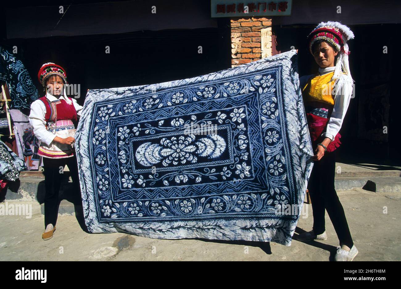 CHINA, YUNNAN, DALI-DISTRIKT, GESTALTUNG, BAI-MINDERHEITSMARKT, BATIK-VERKAUFSFRAUEN Stockfoto