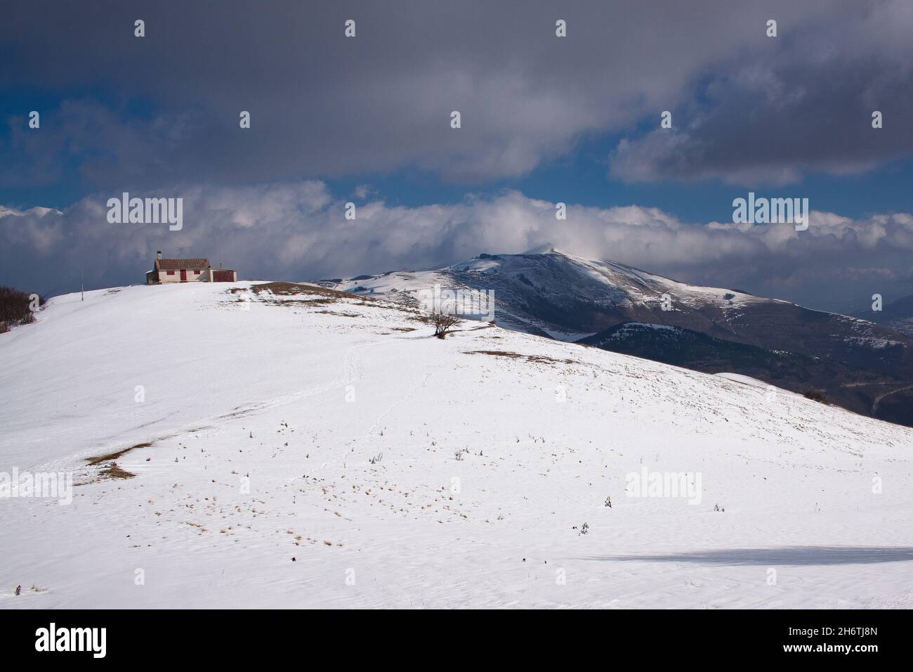 Winter verschneite Landschaft der schönen Monti Sibillini Berge in Italien Stockfoto