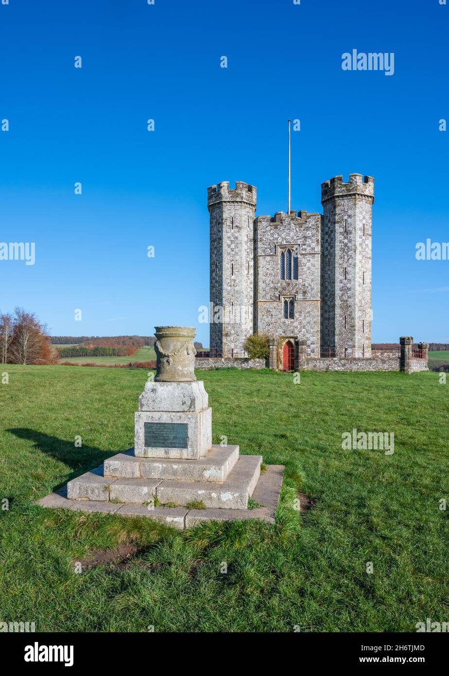 Denkmal der Belagerung von 1855, das von Admiral Lord Lyons Henry Granville, Herzog von Norfolk, und Hiorne Tower (Torheit) im Arundel Park, West Sussex, Großbritannien, überreicht wurde. Stockfoto