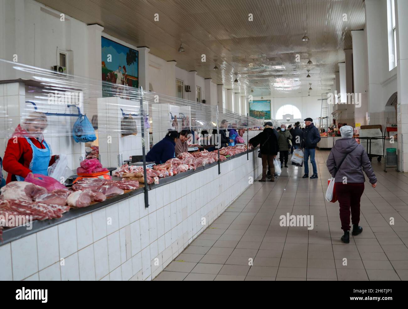 ODESA, UKRAINE - 17. NOVEMBER 2021 - die Fleischstände sind auf dem Pryvoz-Markt in Odesa, Südukraine, abgebildet. Stockfoto