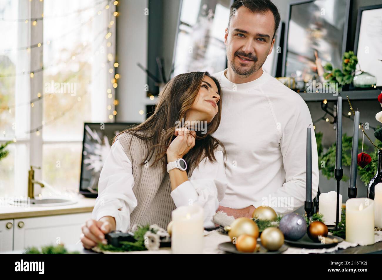 Junge liebevolle Paar gute Zeit am Weihnachtsmorgen in der Küche Stockfoto