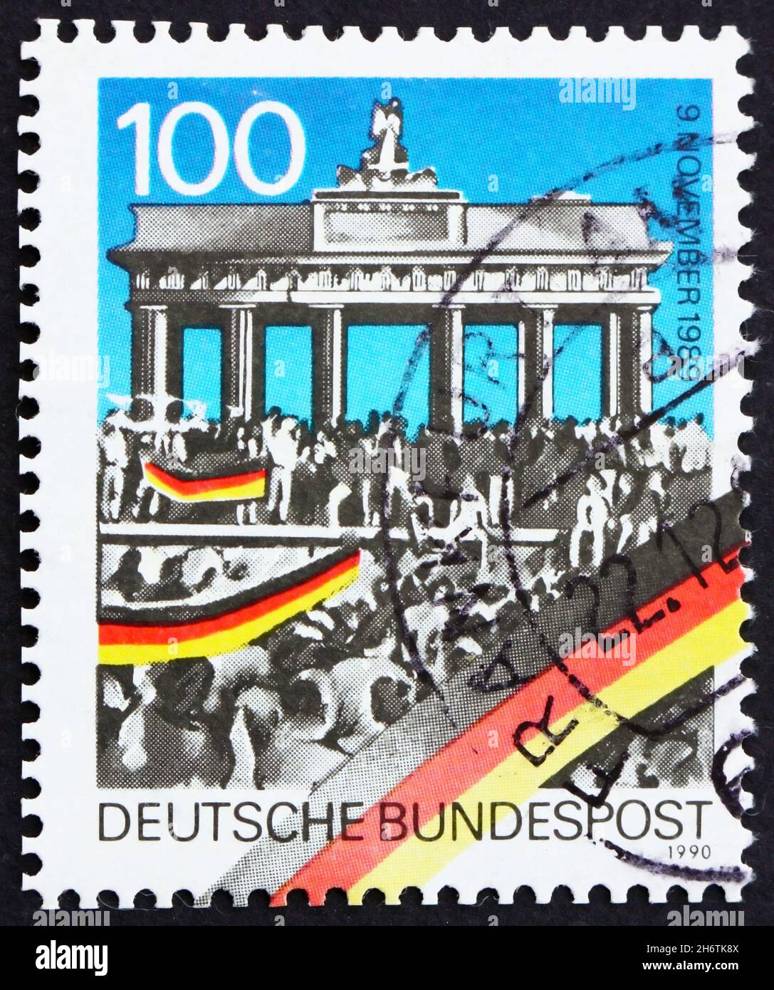 DEUTSCHLAND - UM 1990: Eine in Deutschland gedruckte Briefmarke zeigt das Brandenburger Tor, 1. Jahrestag der Öffnung der Berliner Mauer, um 1990 Stockfoto