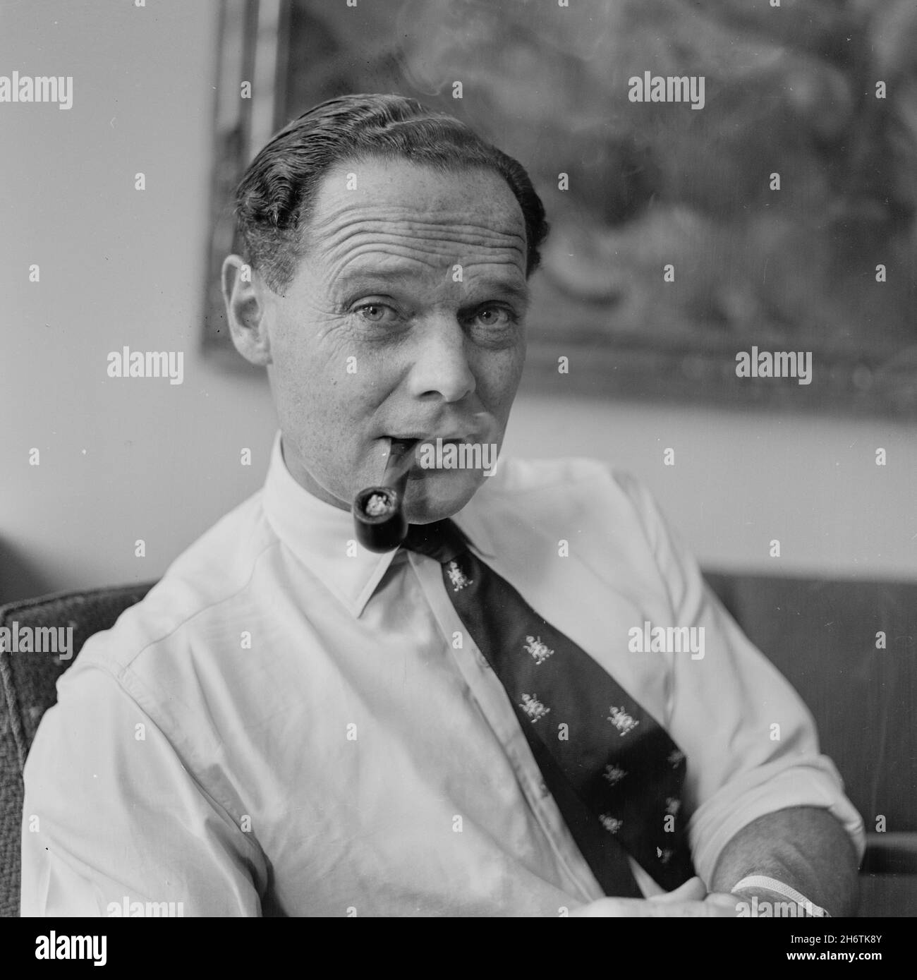 NORWEGEN - 22. August 1955 - Porträt des Kriegsjägers Sir Douglas Bader, der während der medizinischen Behandlung in Norwegen eine Pfeife raucht. Einer der Th Stockfoto