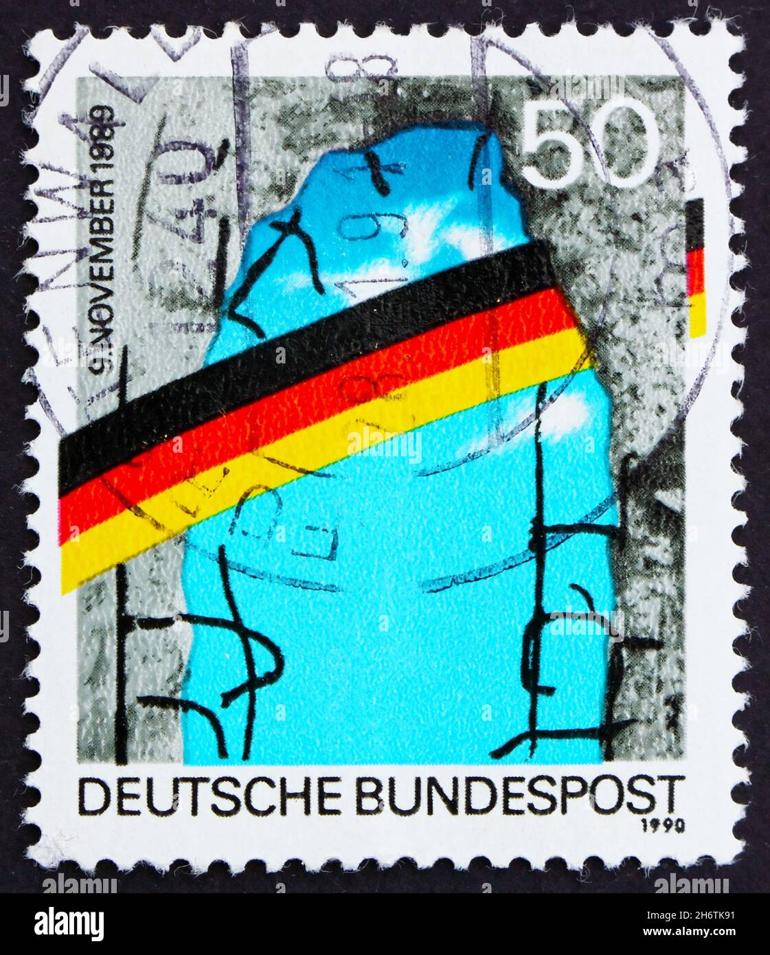 DEUTSCHLAND - UM 1990: Eine in Deutschland gedruckte Briefmarke zeigt die Öffnung der Berliner Mauer, 1. Jahrestag, um 1990 Stockfoto