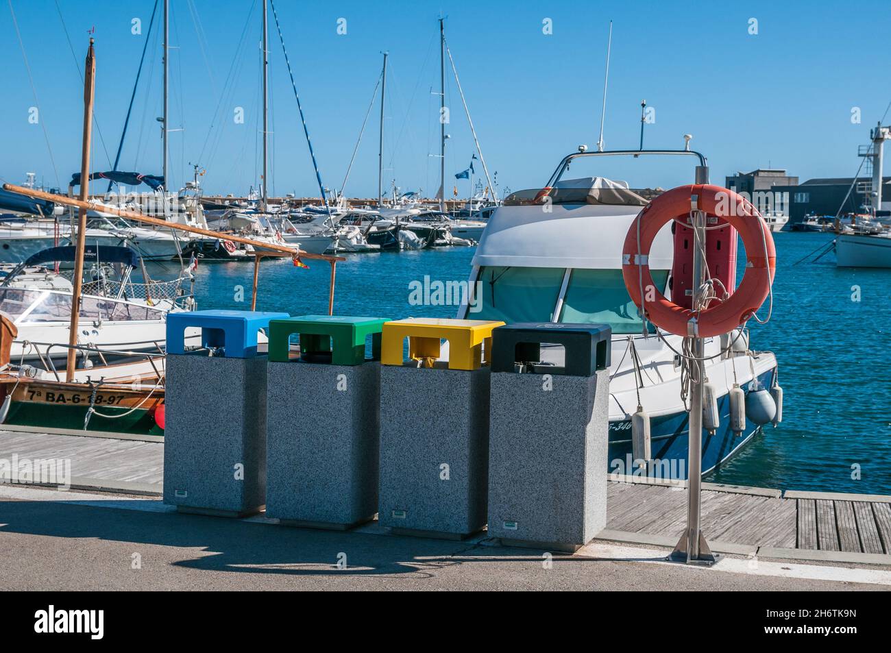Recycling von Abfalleimer für Papier, Glas, Kunststoff und Müll, Llança Hafen, Llanca. Costa Brava, Katalonien, Spanien Stockfoto