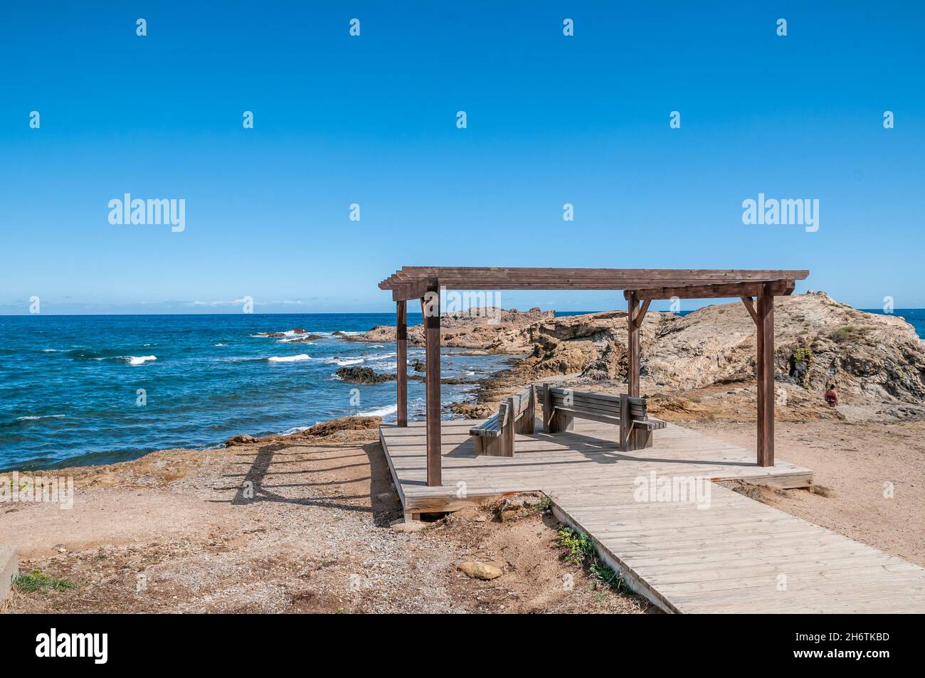 Pergola aus Holz mit Holzbank in der Nähe der Küste, in der Nähe von Cap de bol Beach, Port de la Selva, Costa Brava, Katalonien, Spanien Stockfoto