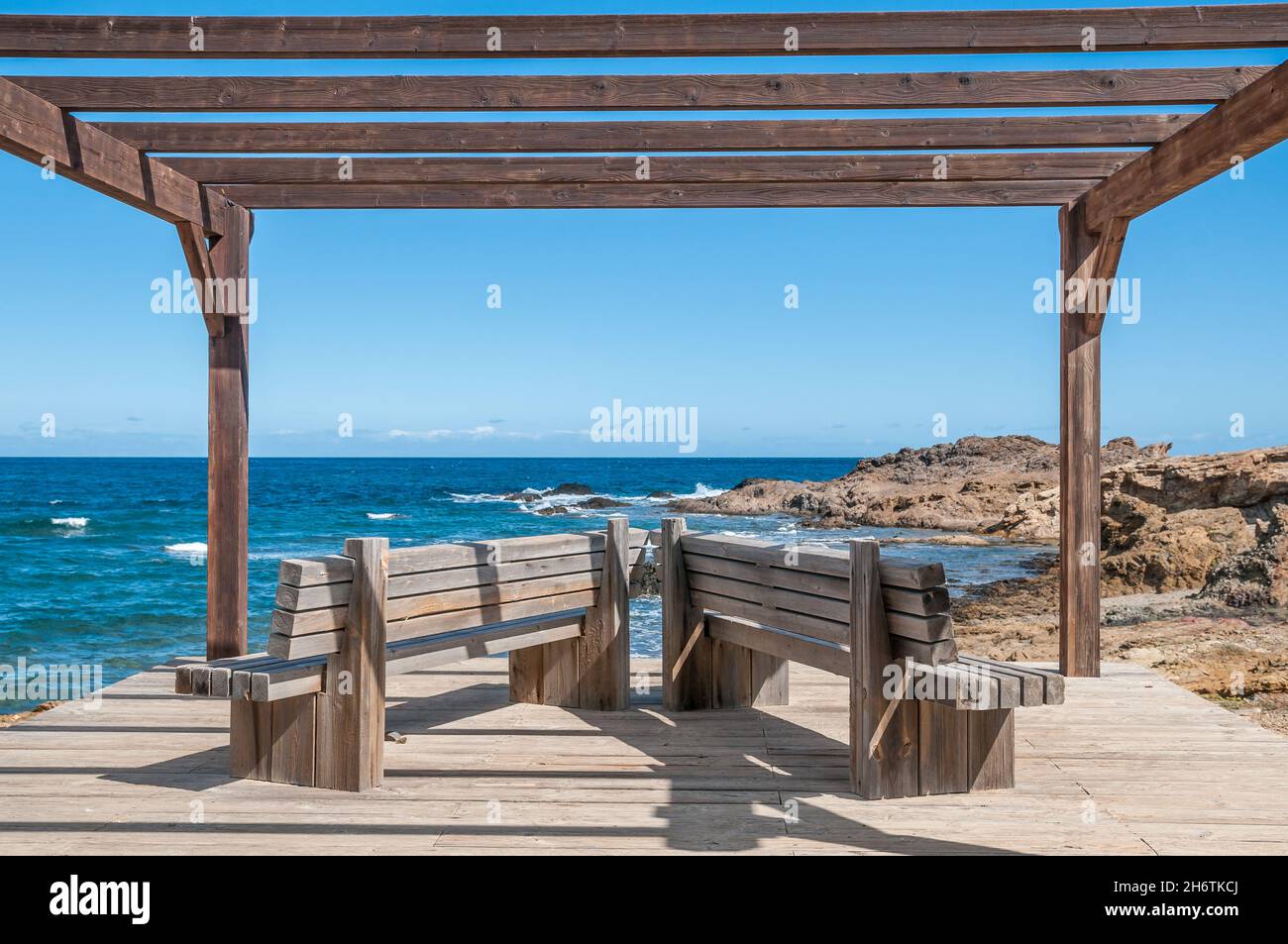 Pergola aus Holz mit Holzbank in der Nähe der Küste, in der Nähe von Cap de bol Beach, Port de la Selva, Costa Brava, Katalonien, Spanien Stockfoto