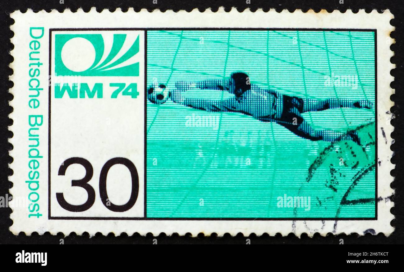 DEUTSCHLAND - UM 1974: Eine in Deutschland gedruckte Marke zeigt Fußball-Torwart und -Emblem, Fußball-Weltmeisterschaft, München, um 1974 Stockfoto