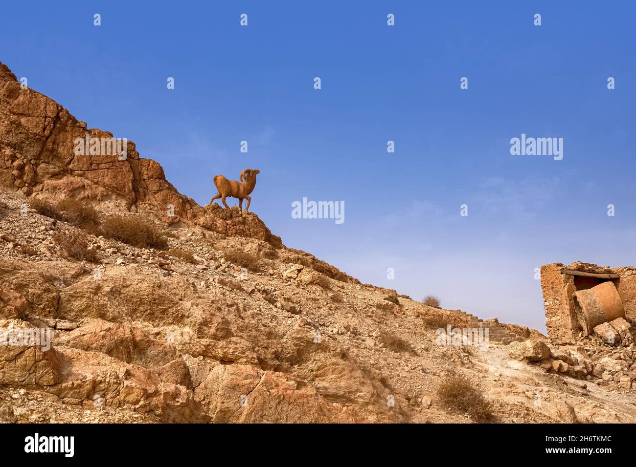 Bergoase Chebik, Sahara-Wüste, Berggipfel in der Wüste mit einer Skulptur einer Bergziege. Stockfoto