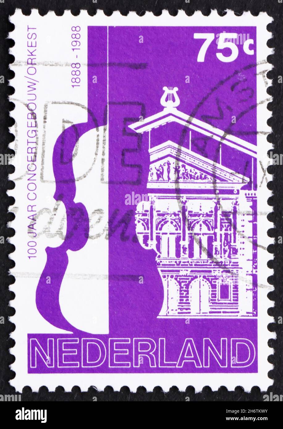 NIEDERLANDE - UM 1988: Eine in den Niederlanden gedruckte Briefmarke zeigt das Amsterdamer Concertgebouw und das Orchester, hundertjähriges Jubiläum, um 1988 Stockfoto