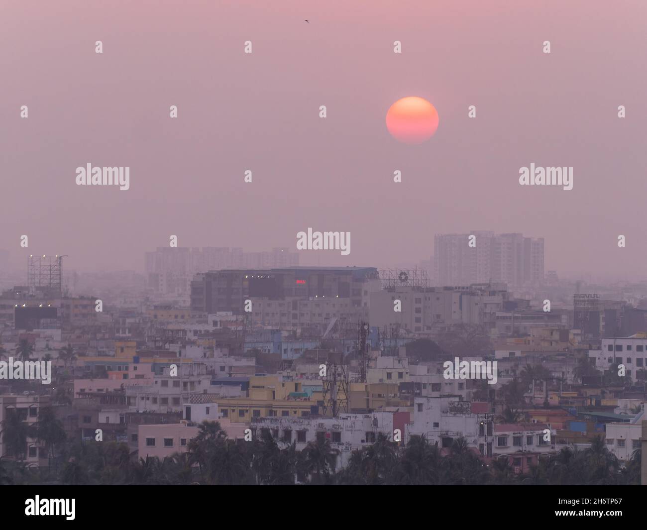 Sonnenuntergang über Kalkutta, Indien, einer der am stärksten verschmutzten Großstädte der Welt. Stockfoto