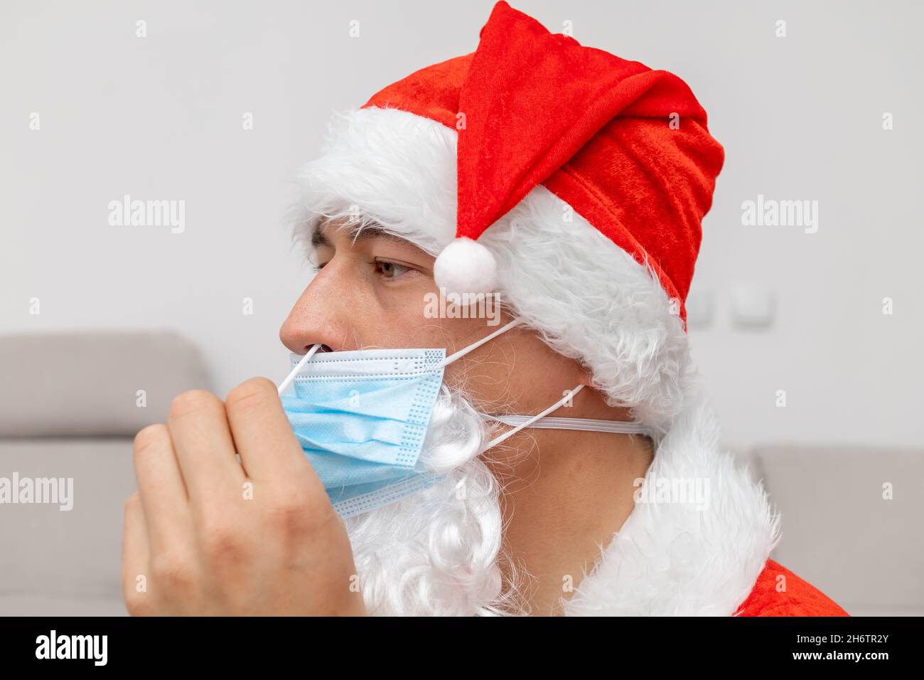 Mann, der zum Feiern angezogen war und einen schnellen Selbsttest abnahm Stockfoto