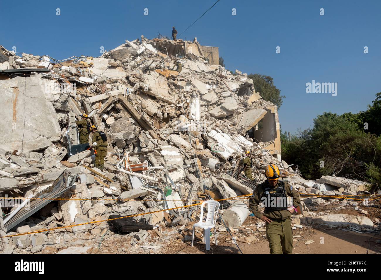 Israelische Soldaten der Rettungseinheit des Kommandos der Heimatfront gehen durch die Trümmer eines eingestürzten Gebäudes, während sie am 16. November 2021 in Tel Aviv, Israel, an einer Such- und Rettungsübung an einem großen Abrissplatz teilnehmen. Die Home Front-Übung simulierte Such- und Rettungsaktionen, die sich auf Szenarien vorbereiten, die Gebäude zerstören und Bürger aufgrund eines schweren Erdbebens oder massiver Raketeneinschläge einfangen könnten. Stockfoto