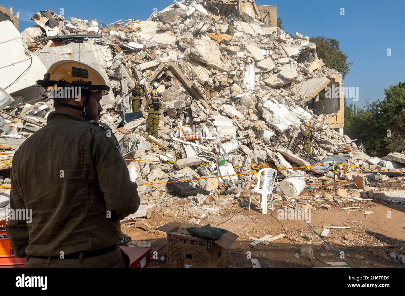 Israelische Soldaten der Rettungseinheit des Kommandos der Heimatfront nehmen am 16. November 2021 in Tel Aviv, Israel, an einer Such- und Rettungsübung an einem großen Abrissplatz Teil. Die Home Front-Übung simulierte Such- und Rettungsaktionen, die sich auf Szenarien vorbereiten, die Gebäude zerstören und Bürger aufgrund eines schweren Erdbebens oder massiver Raketeneinschläge einfangen könnten. Stockfoto