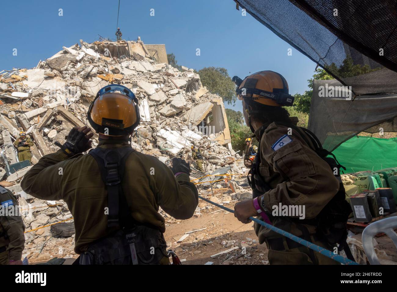 Israelische Soldaten der Rettungseinheit des Kommandos der Heimatfront nehmen am 16. November 2021 in Tel Aviv, Israel, an einer Such- und Rettungsübung an einem großen Abrissplatz Teil. Die Home Front-Übung simulierte Such- und Rettungsaktionen, die sich auf Szenarien vorbereiten, die Gebäude zerstören und Bürger aufgrund eines schweren Erdbebens oder massiver Raketeneinschläge einfangen könnten. Stockfoto