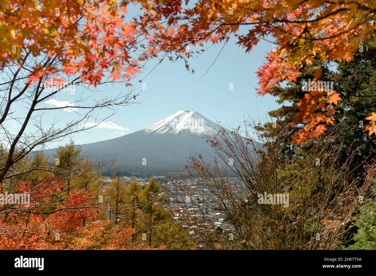 Der Gipfel des Fuji, der im Herbst gesehen wird, beginnt auf dem Weg zur Chureito-Pagode in der Nähe von Shimoyoshida in der Präfektur Yamanashi, Japan. Stockfoto