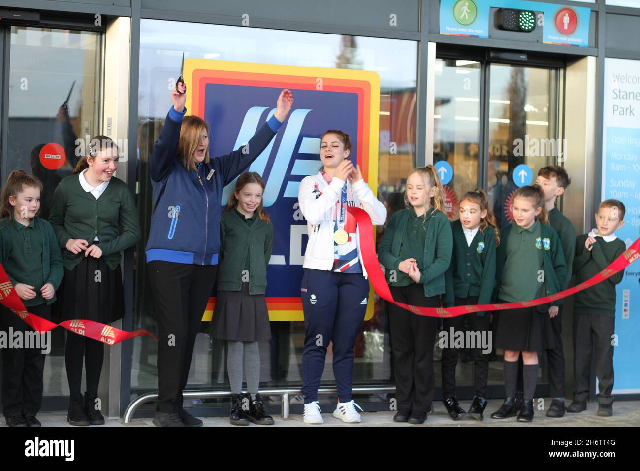 Colchester, Großbritannien. 18.. November 2021. Die olympische Goldmedaillengewinnerin Bethany Shriever, die in diesem Jahr bei den Spielen in Tokio für BMX-Rennen ihre Goldmedaille gewann, eröffnet mit Hilfe von Kindern der Friar's Grove Primary School den neuen Aldi-Laden im Stane Retail Park in Colchester. Kredit: Eastern Views/Alamy Live Nachrichten Stockfoto