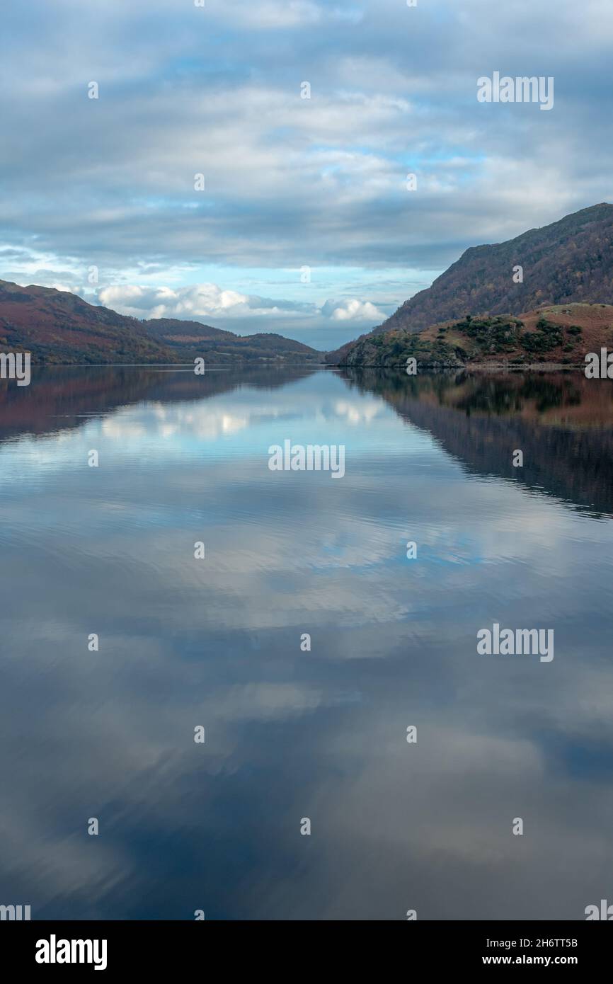 Blick auf Ullswater im Lake District in Cumbria, England, an einem ruhigen frühen Novembermorgen. Atemberaubende Spiegellandschaft im Herbst. Stockfoto