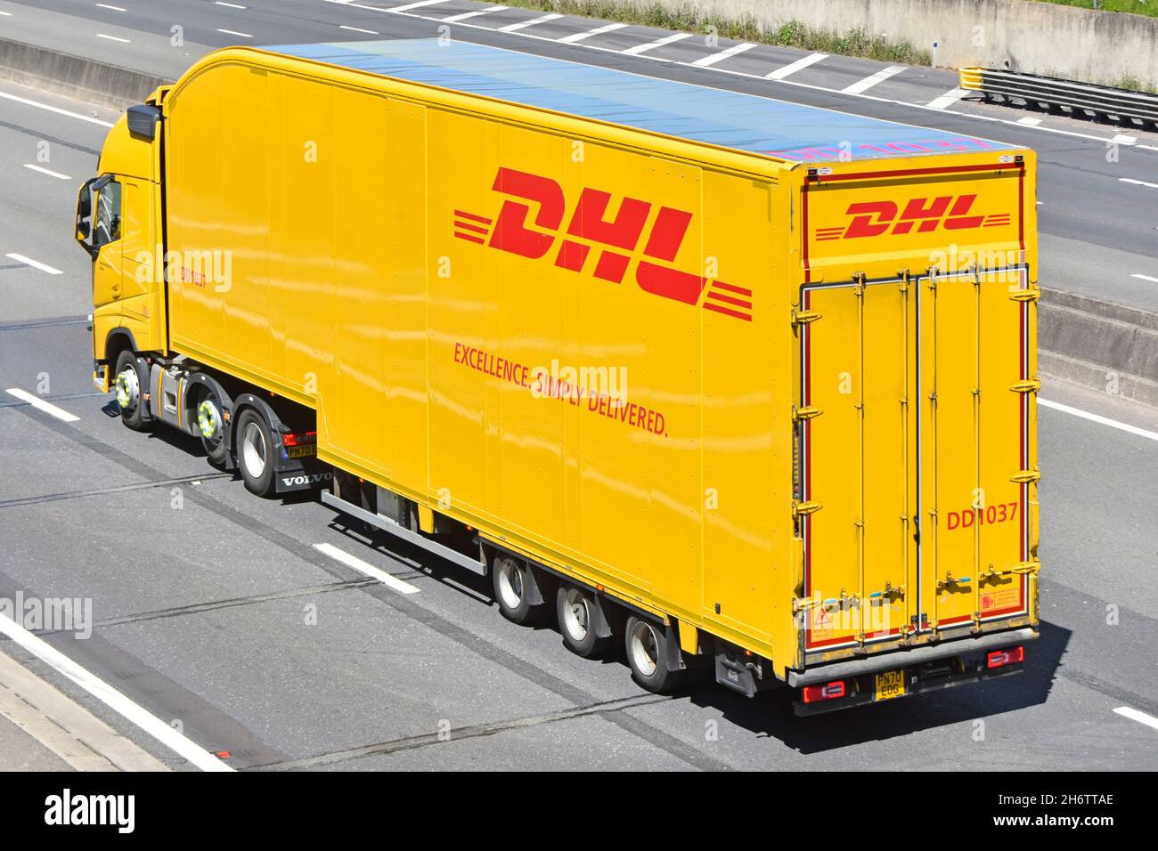 Back & Side view DHL Truck & Trailer eine internationale Lieferkettenmarke für Expresspost-Logistik auf der britischen Autobahn Stockfoto