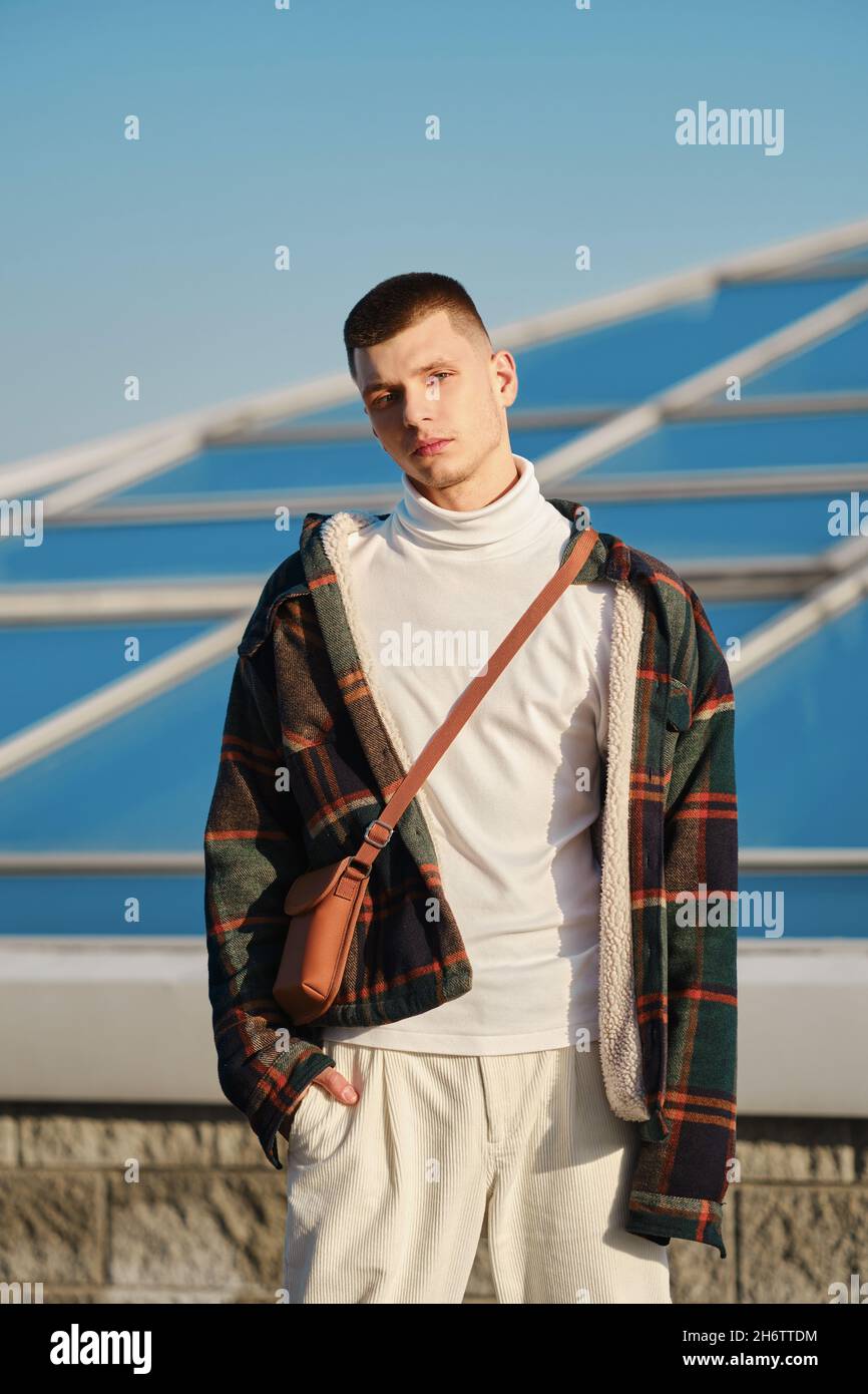 Urbane Mode. Junger Mann in lockerer Kleidung, der auf der Straße posiert Stockfoto