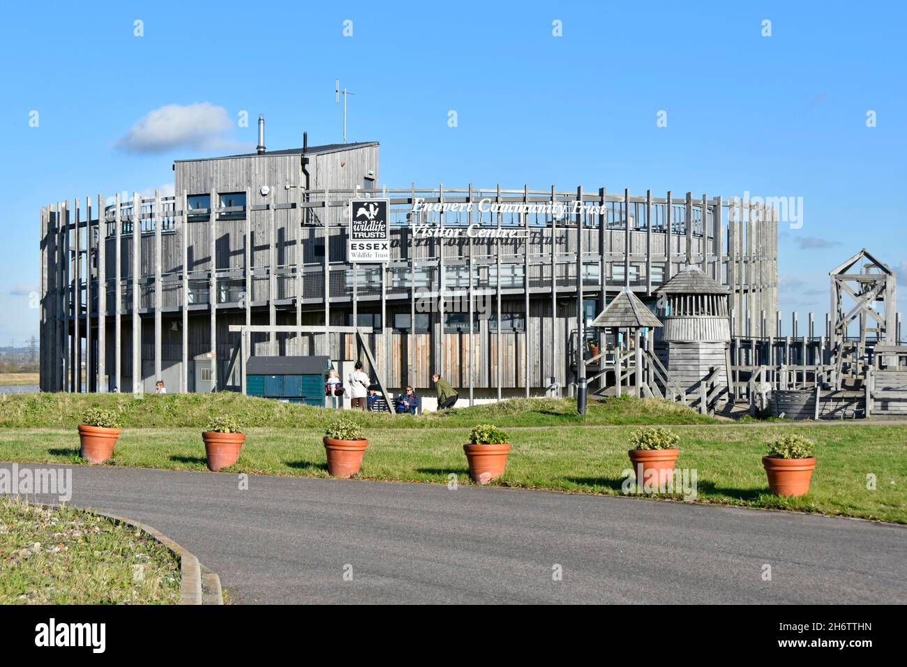 Essex Wildlife Trust Thameside Nature Reserve & Discovery Park Besucherzentrum Gebäude & Kinder im Spielbereich auf alten Cory mucking Deponie Großbritannien gebaut Stockfoto