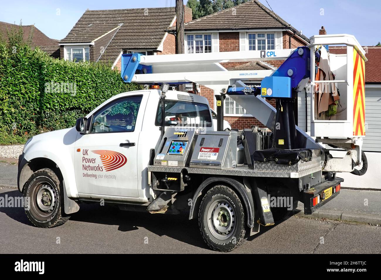 Nahaufnahme Seitenansicht Truck mounted UK Power Networks Logo auf mobilen CHERRY Picker Hebebühne & Zugangsplattform mit Bedienfeld Brentwood Essex England UK Stockfoto
