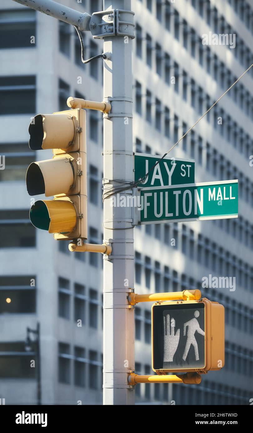 Ampeln und Straßenschilder an Jay und Fulton Street, Farbtonung angebracht, New York City, USA. Stockfoto