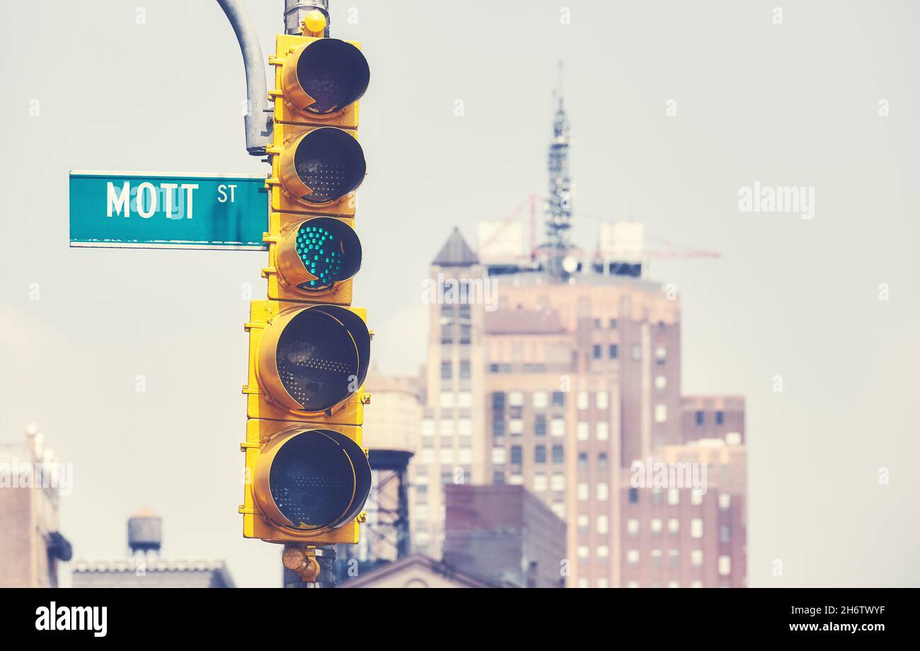 Ampel an der Mott Street, Farbtonung angebracht, New York City, USA. Stockfoto