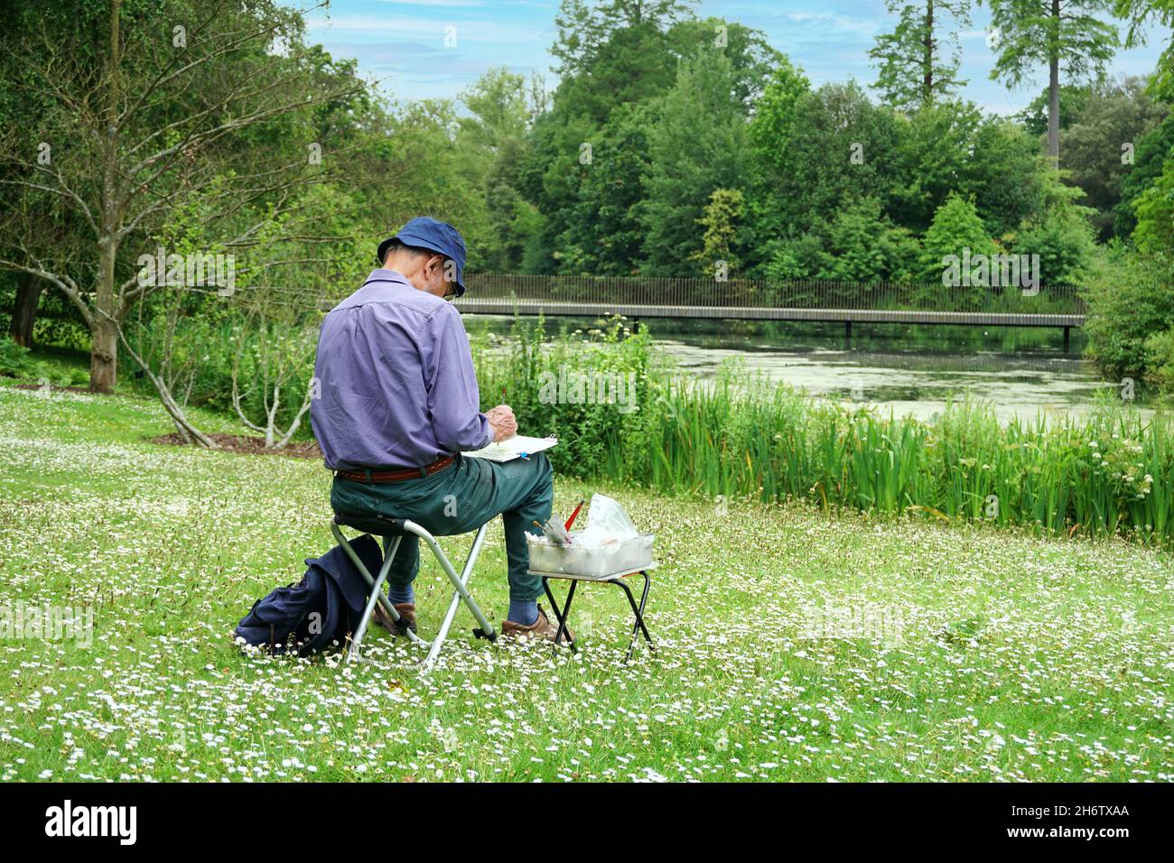 Sitzende Künstler Malerei Szene Stockfoto