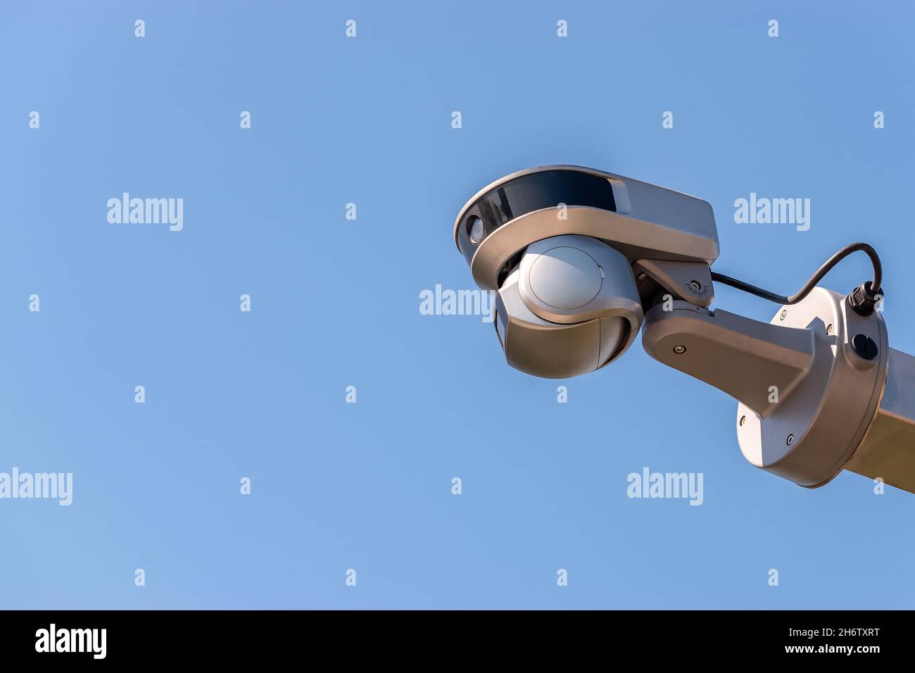 Straßenüberwachungskamera im Hintergrund des Himmels. Stockfoto