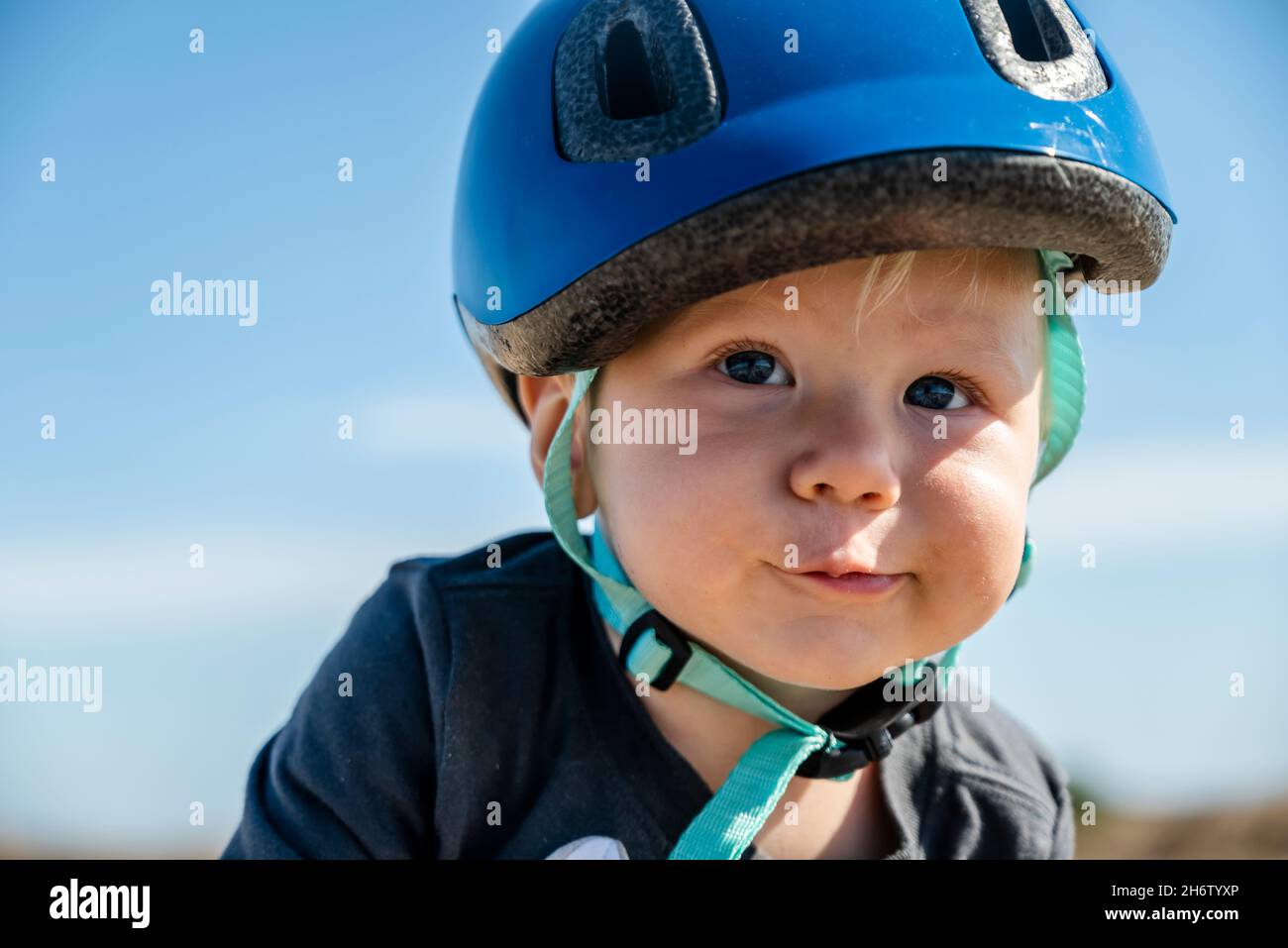 Porträt eines süßen kleinen Jungen mit Sporthelm Stockfoto