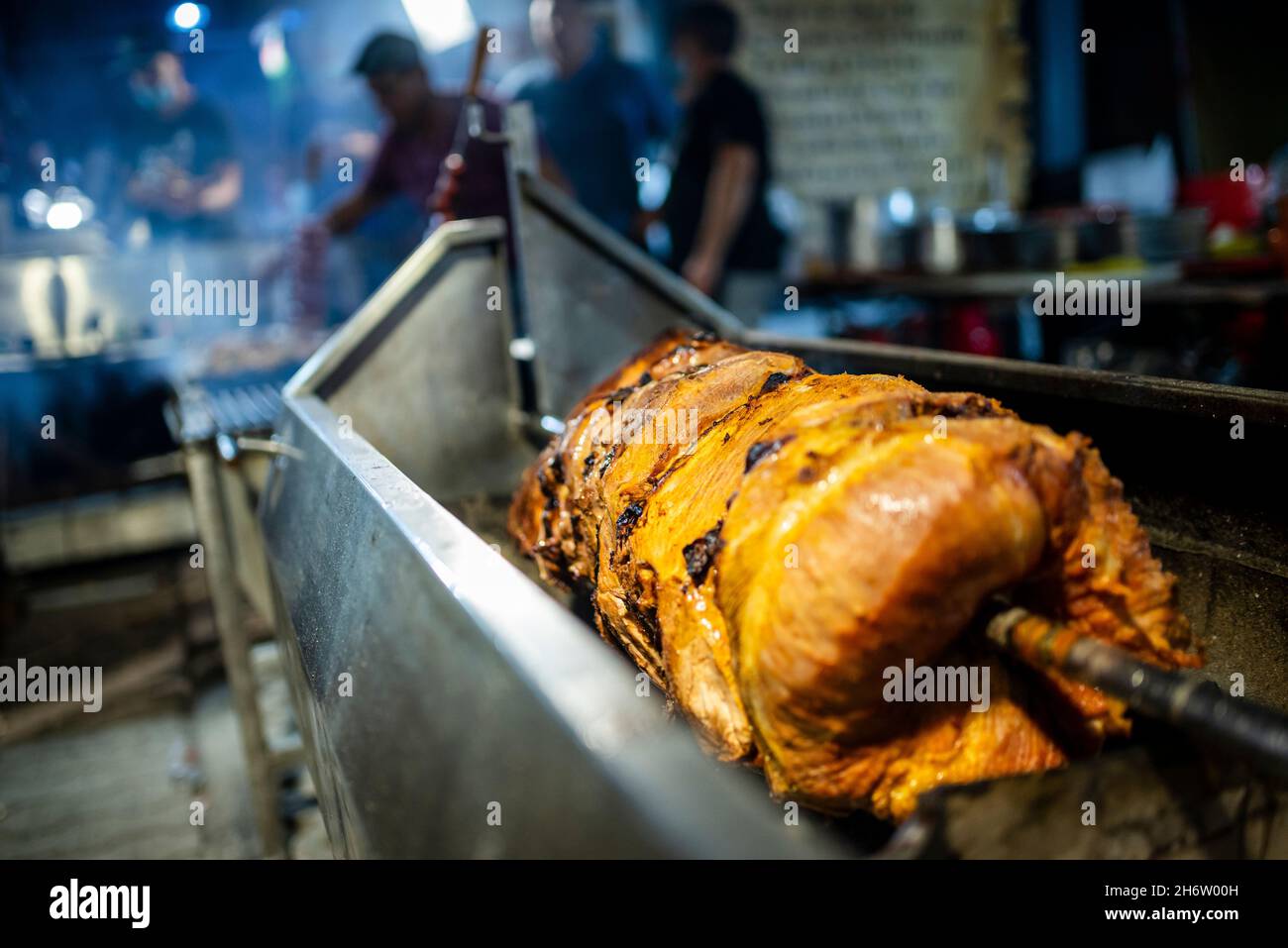 Ferkel auf Holzkohle gebraten während des Santa Iria Festivals, Faro, Algarve, Portugal Stockfoto