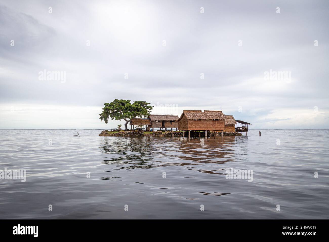 Traditionelles Haus auf einer künstlichen Insel in der Lagune von Lau, Provinz Malaita, Salomonen. Stockfoto