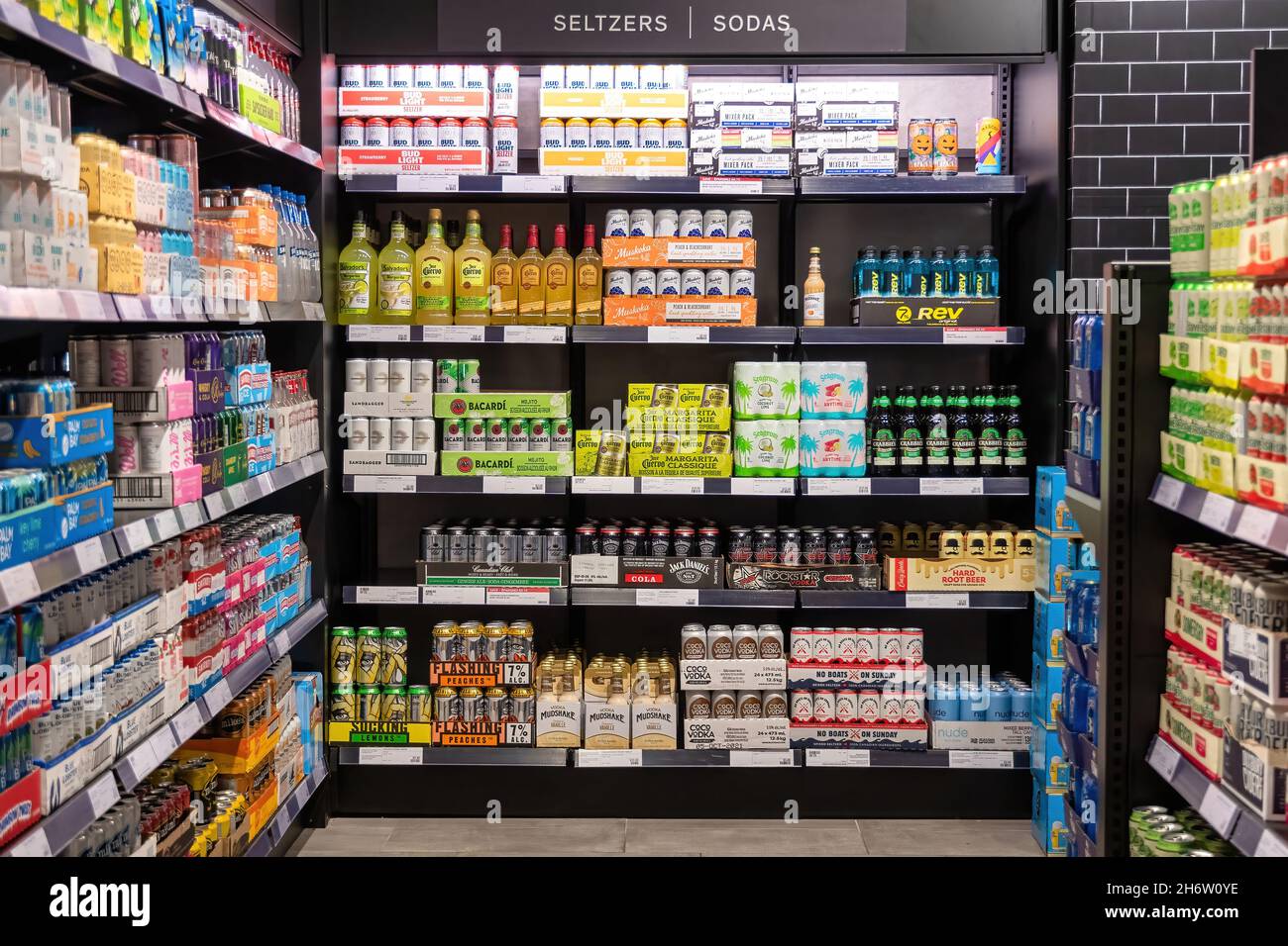 Vielfalt an kalten alkoholischen Getränken im Kühlraum eines LCBO-Ladens.Nov 18, 2021 Stockfoto