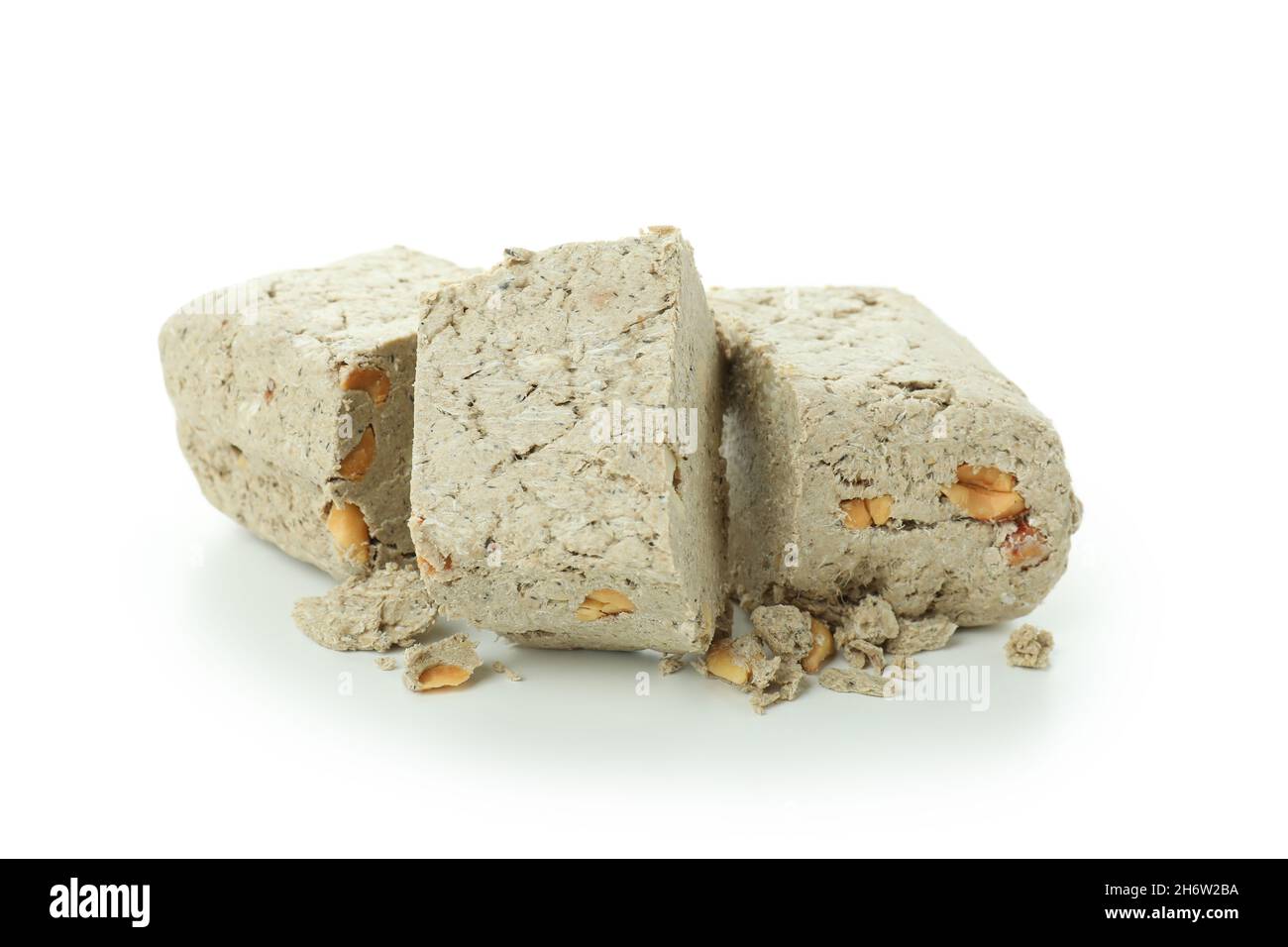Halva mit Nüssen isoliert auf weißem Hintergrund Stockfoto
