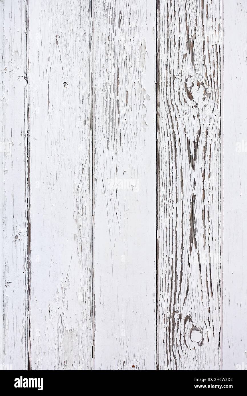 Verwitterter, verwitterter Holzplankenhintergrund mit alter weißer Farbe. Stockfoto