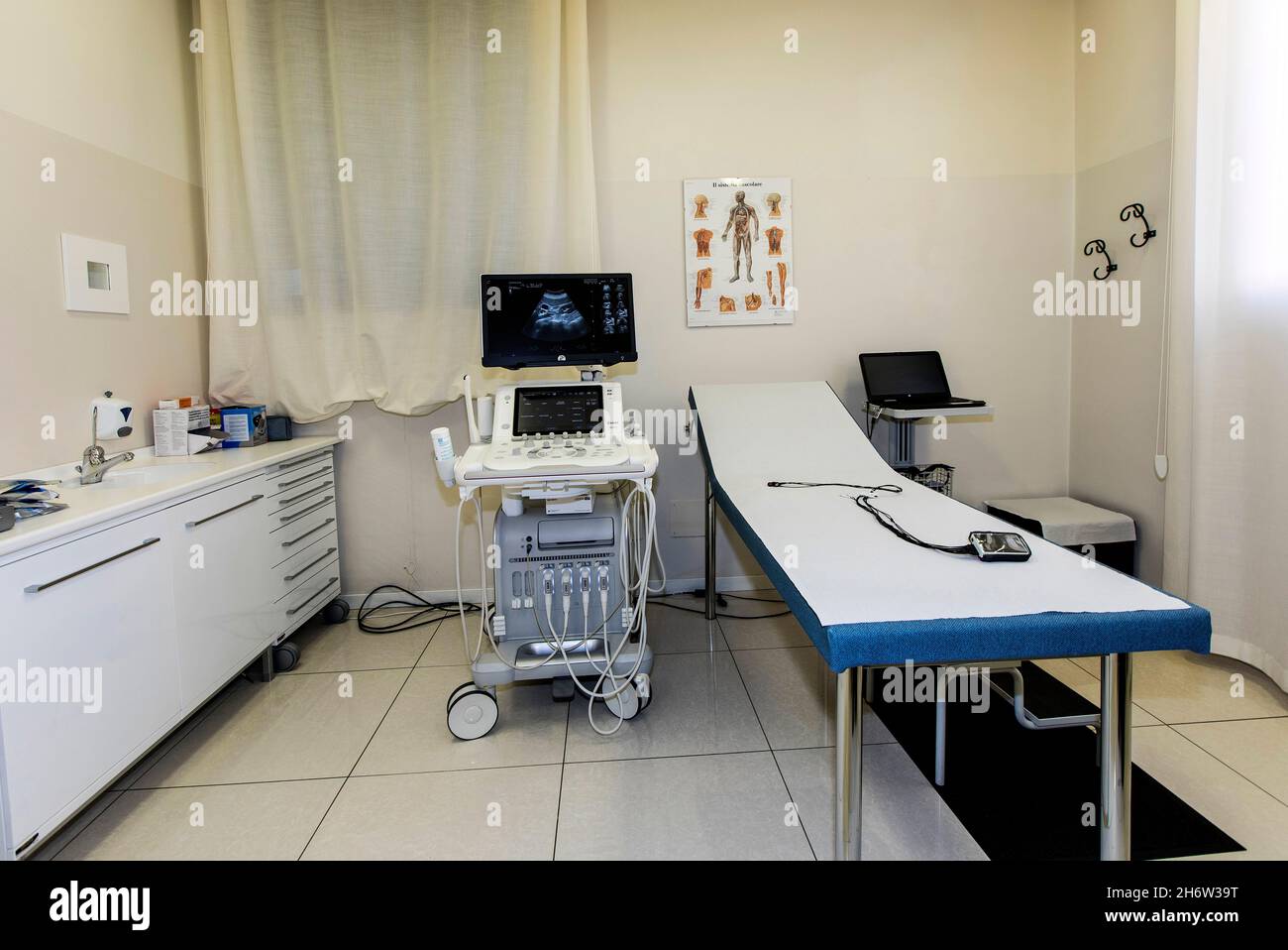 Padua, Italien - november 10 2021: Medizinische Klinik und medizinische Geräte Stockfoto