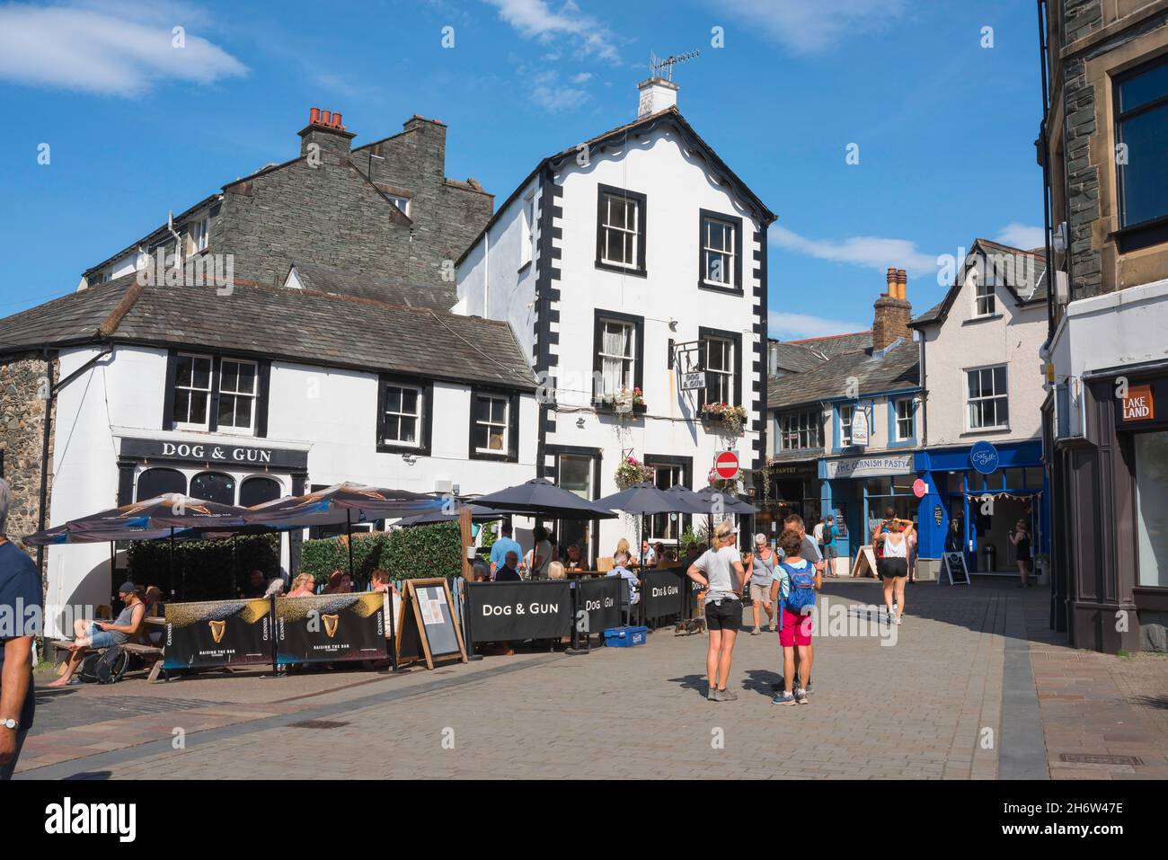 Keswick Pub, Blick im Sommer auf den beliebten Dog and Gun Pub in der Lake Road im Zentrum von Keswick, Lake District, Cumbria, England, Großbritannien Stockfoto