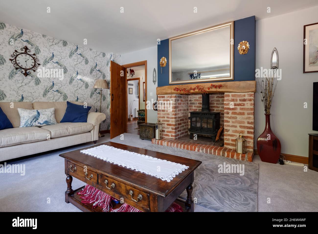 Belchamp St Paul, England - August 22 2019: Traditionell aussehendes, aufstrebenden Wohnzimmer im modernen englischen Dorfhaus Stockfoto
