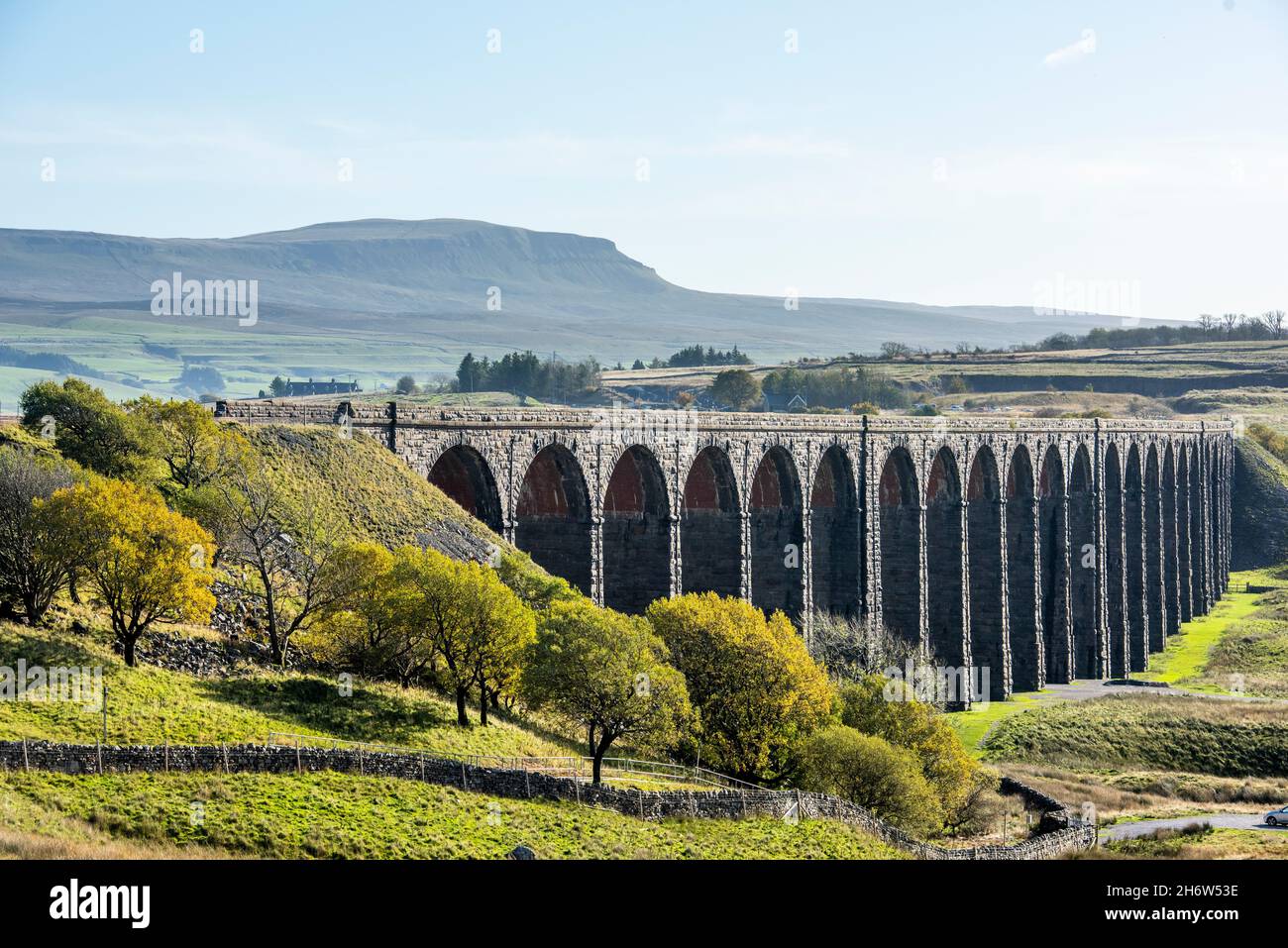 Das Ribblehead Viadukt in den Yorkshire Dales. Pen-y-ghent oder Penyghent fielen in den Hintergrund Stockfoto