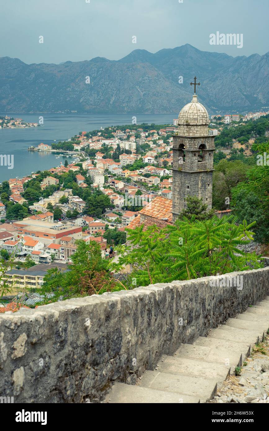 Blick auf Kotor und die Bucht von den Mauern der Altstadt aus ist die Bucht von Kotor der südlichste Fjord Europas. Kotor, Montenegro Stockfoto