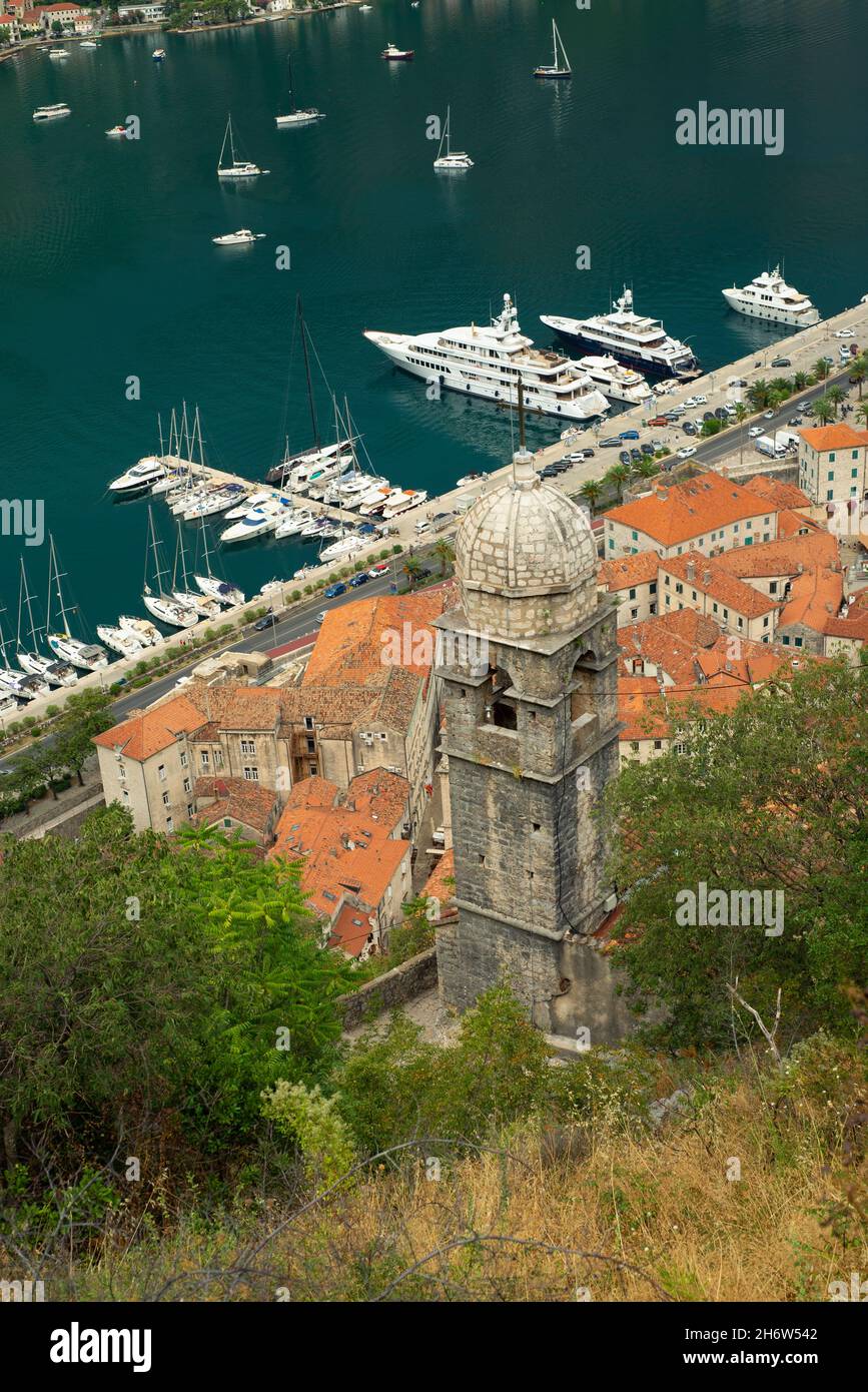 Blick auf Kotor und die Bucht von den Mauern der Altstadt aus ist die Bucht von Kotor der südlichste Fjord Europas. Kotor, Montenegro Stockfoto