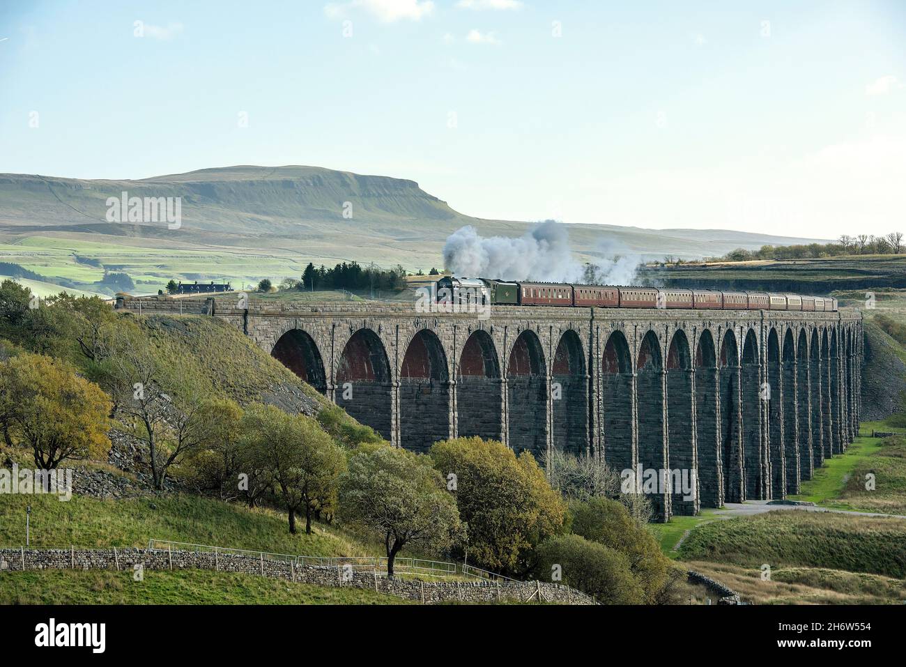 Die Dampflokomotive Peppercorn A1 Pacific der Baureihe 60163 Tornado fährt einen Zug über das Ribblehead Viadukt in den Yorkshire Dales. Pen-y-ghent oder Penygh Stockfoto